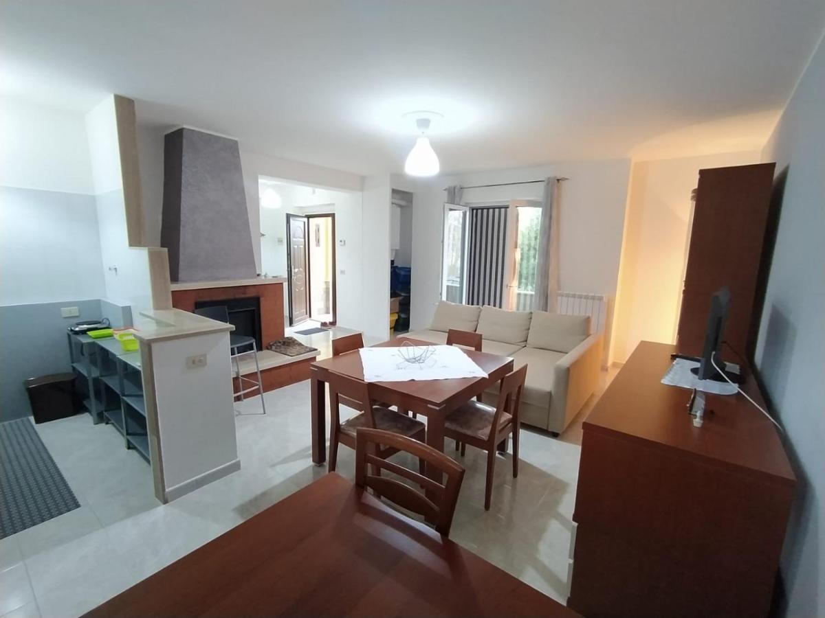 Casa Degli Ulivi Con Parcheggio Privato Lägenhet Muro Lucano Exteriör bild